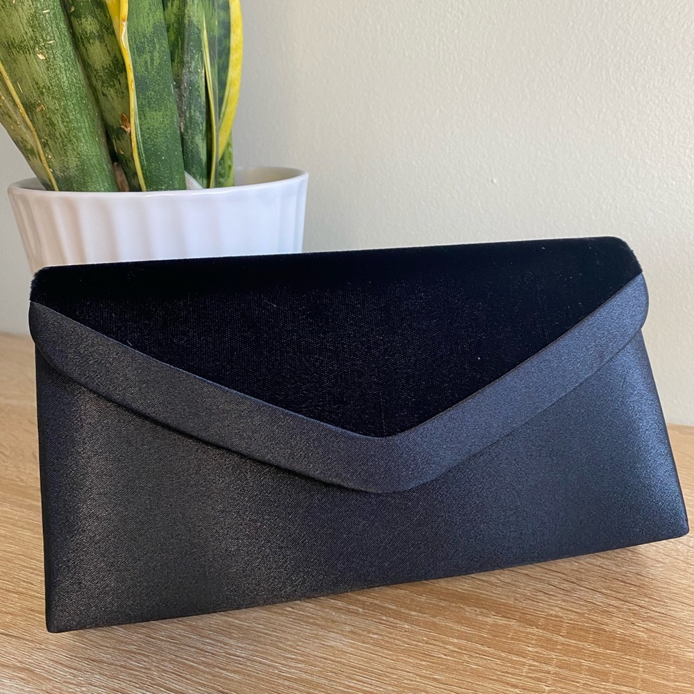 Black handheld clutch— brand new/never used. NEW!